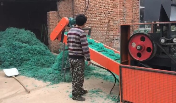 Ein guter Preis. Fischernetz-Schrott-Plastikfilm-Reißwolf-drehender verdrehter Messer-Entwurf Online