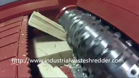 Ein guter Preis. Hölzerner Platten-/Block-einzelner Wellen-Reißwolf-Stall, der hydraulisches Fütterungssystem betreibt Online