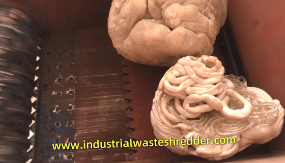Ein guter Preis. Schwere PP Halogenfreie Blockschredder, Schreddermaschine für Extruderkopfmaterial Kunststoffklumpen 45KW 400-700kg pro Stunde Online
